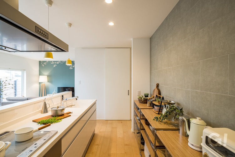 『直線に繋がり家事動線抜群！優しさあふれる北欧スタイルのキッチン』の写真