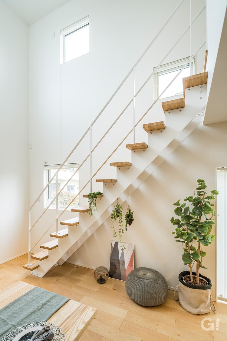 『心地よく光と風が通り明るさを届けてくれるシンプルモダンな階段』の写真