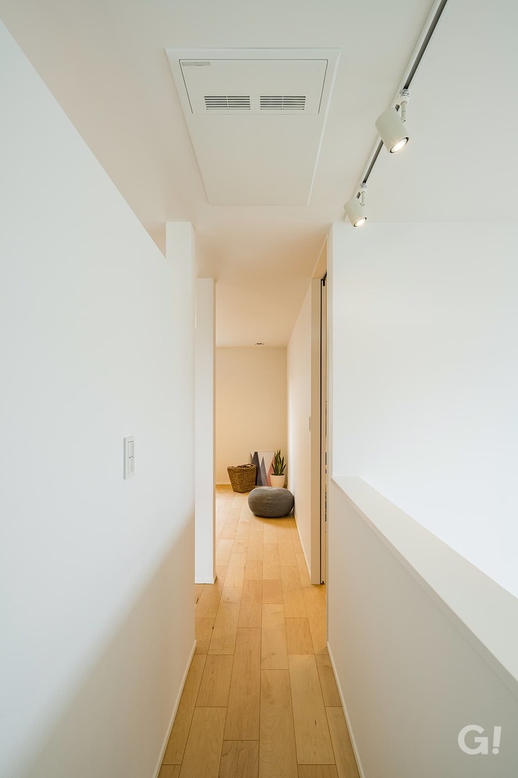 真っ白な壁は漆喰で快適空間を届けてくれるシンプルな廊下