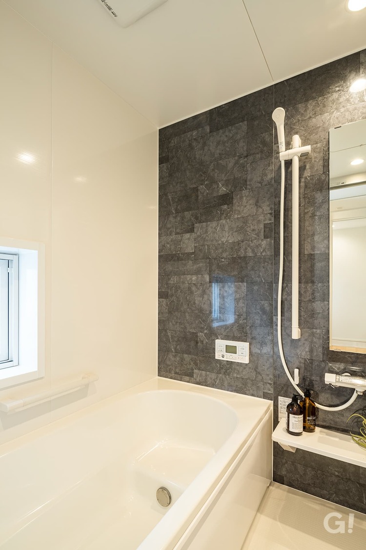 大理石風でチャコールグレーのタイルが上品！至福のひと時になるシンプルモダンな浴室