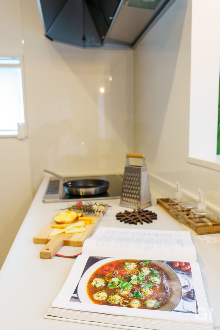 『コミュニケーションを大切にできお料理時間が楽しくなるシンプルモダンなキッチン』の写真