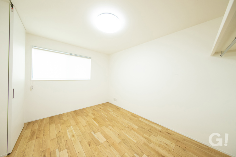 白が美しい！オープンタイプの収納スペースもあって嬉しいシンプルな洋室