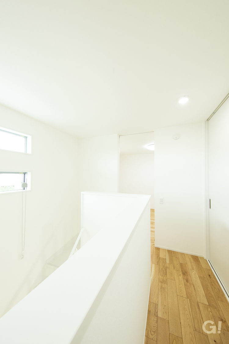 漆喰で調湿効果抜群！真っ白で清潔感あふれるシンプルモダンな2階ホール