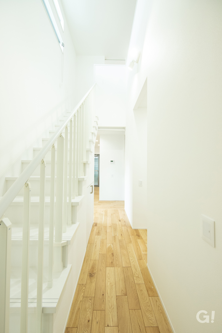 『漆喰の壁で調湿効果抜群！真っ白で美しさ際立つシンプルな階段ホール』の写真