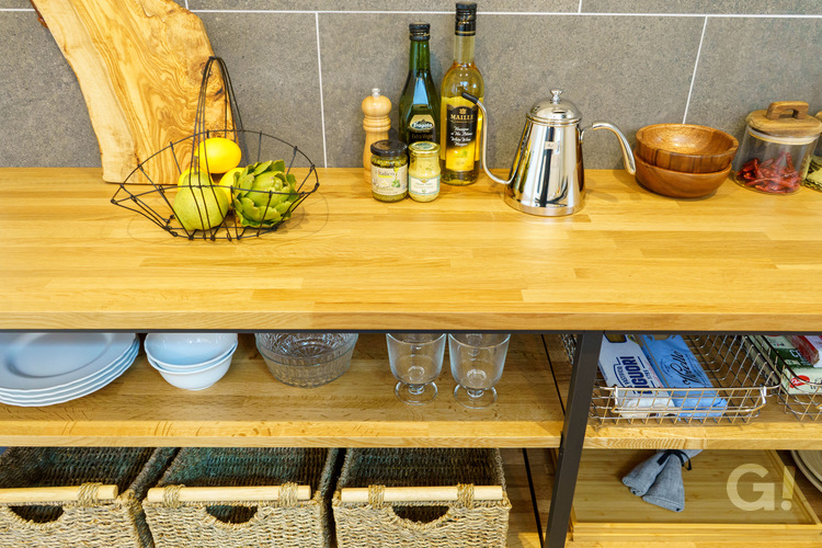 『木の温かみが伝わり魅せる収納を楽しめる造作棚がいいシンプルモダンなキッチン』の写真