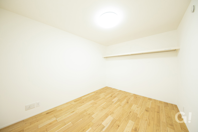 『ハンガー収納で美しく整理整頓！明るく開放的な空間がいいシンプルな洋室』の写真