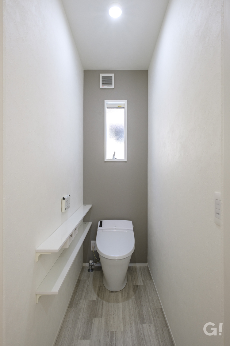 『アースカラーがお洒落！漆喰の壁でいつでも快適空間が嬉しいシンプルモダンなトイレ』の写真
