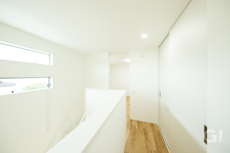 いつでも快適空間が嬉しい◎真っ白で統一されて美しさ際立つシンプルな2階ホール