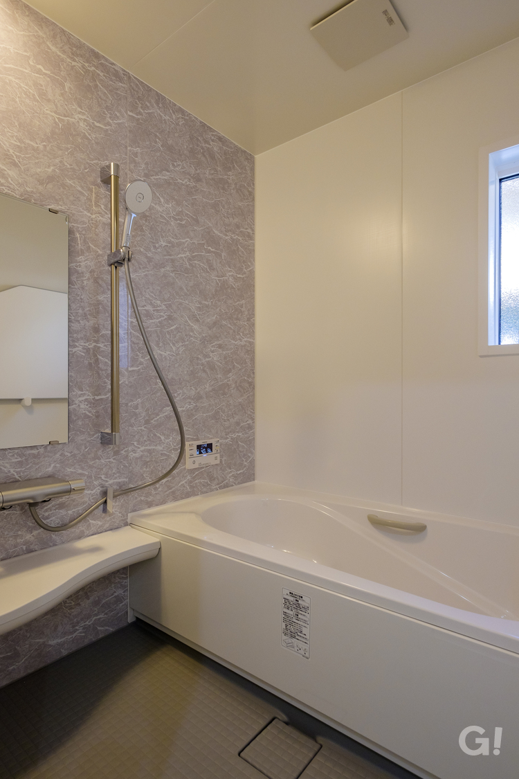『毎日のバスタイムが楽しみに！清潔感あふれ広々とした空間がいいシンプルモダンな浴室』の写真