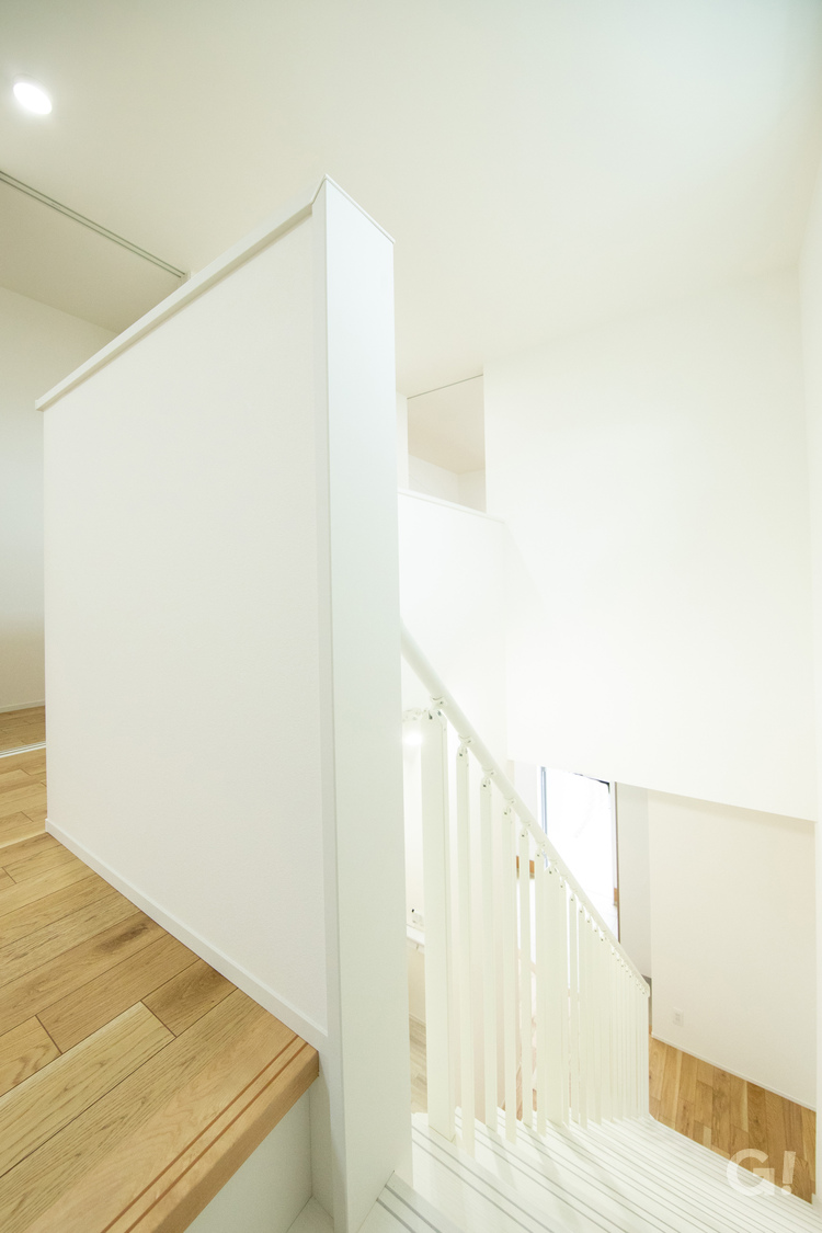 『白が明るく美しい！漆喰の壁で快適空間広がるシンプルモダンな階段』の写真