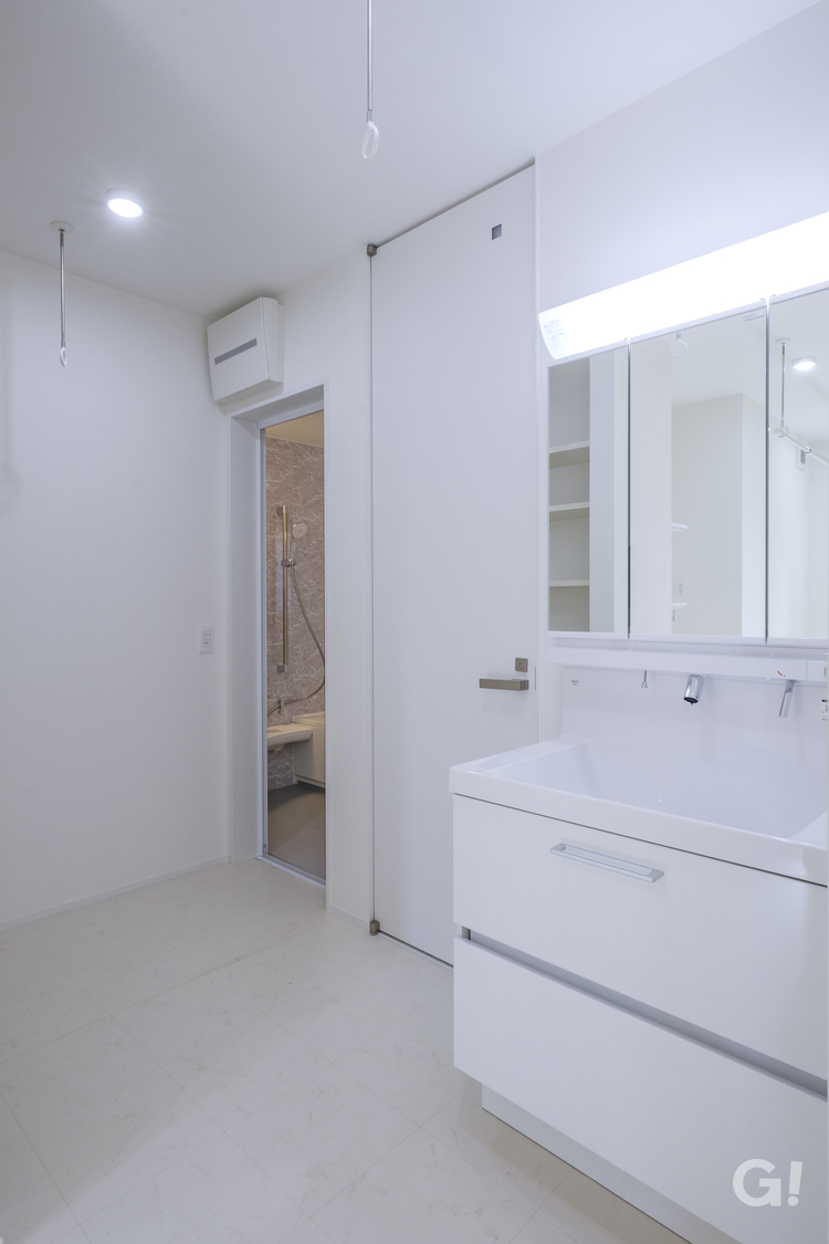 『家事ラク◎ランドリースペースもあって嬉しい清潔感あふれるシンプルな洗面室』の写真