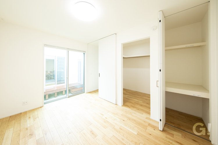 『大容量収納スペースで気持ちよく整理整頓OK！白で統一されて美しいシンプルな洋室』の写真