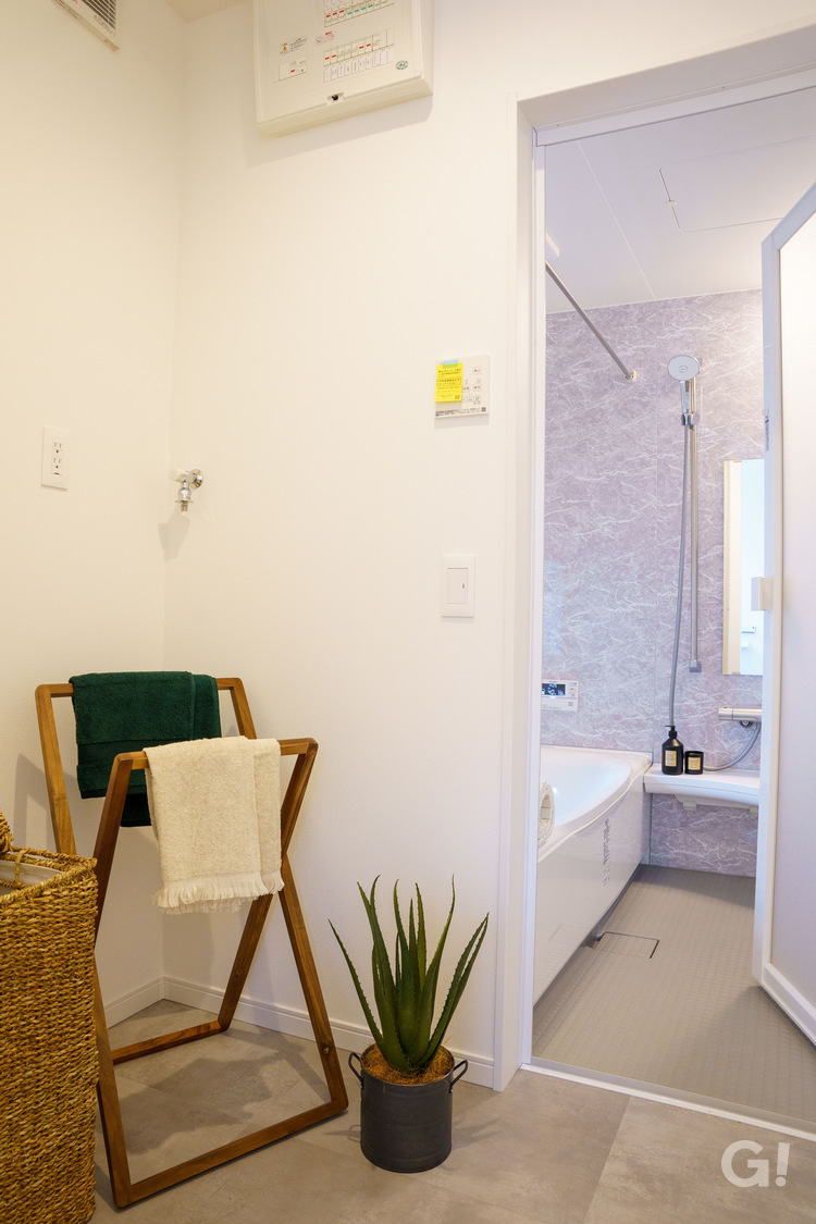 『ランドリースペースも設けられ家事動線も抜群◎上品な雰囲気に包まれたシンプルモダンな浴室』の写真