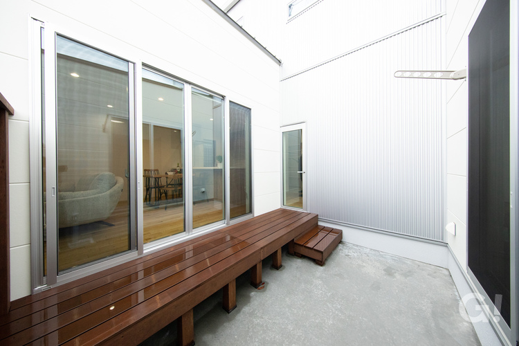 『お家にいながら家族だけの外空間をタップリ満喫できるシンプルモダンなインナーテラス』の写真