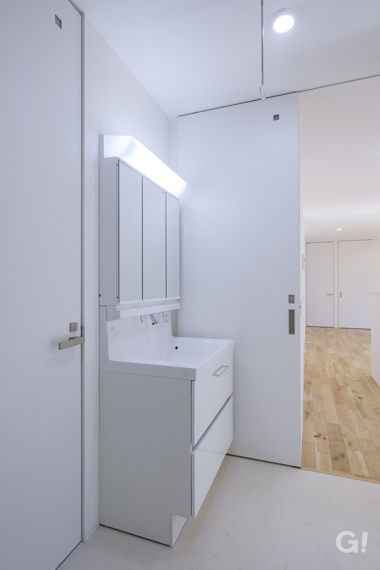 『ランドリースペースも兼用で嬉しい！清潔感のある空気感がいいシンプルな洗面室』の写真