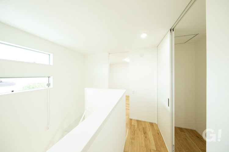 『漆喰でいつでも快適！白で統一された空間が美しいシンプルモダンな2階ホール』の写真
