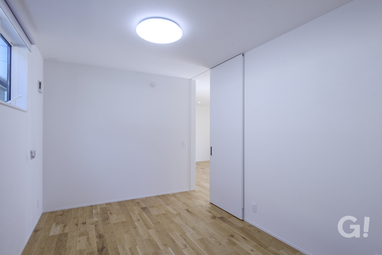 『清潔感あふれる白い空間！あなたらしい色をプラスして快適に過ごせるシンプルな洋室』の写真