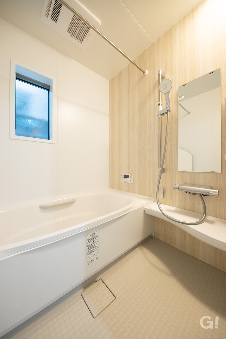ベージュ＆木目調の壁面がやわらかい雰囲気にしてくれるシンプルモダンな浴室