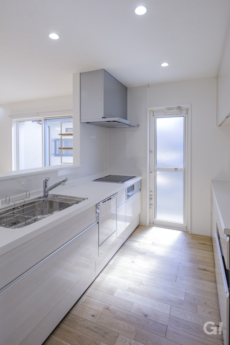 『清潔感あふれる空間で快適！！家事動線抜群のシンプルモダンなキッチン』の写真