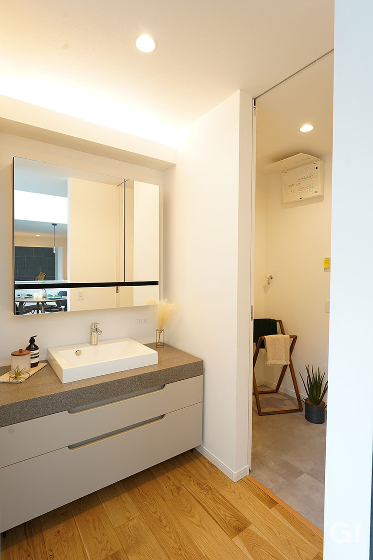 『使用するたび快適を感じられる空間！やわらかい雰囲気のシンプルモダンな洗面室』の写真
