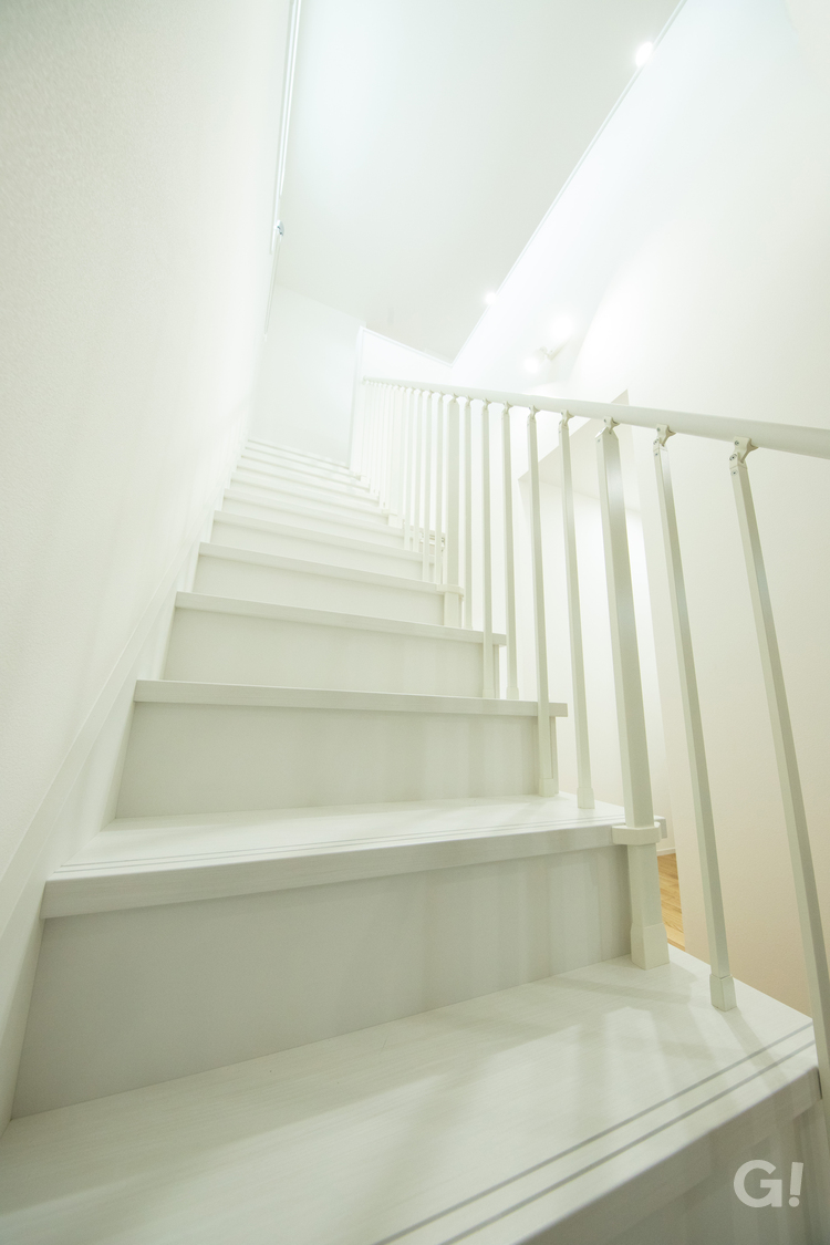 『真っ白で美しい！漆喰で清々しい雰囲気に包まれ心地よい空間のシンプルな階段』の写真