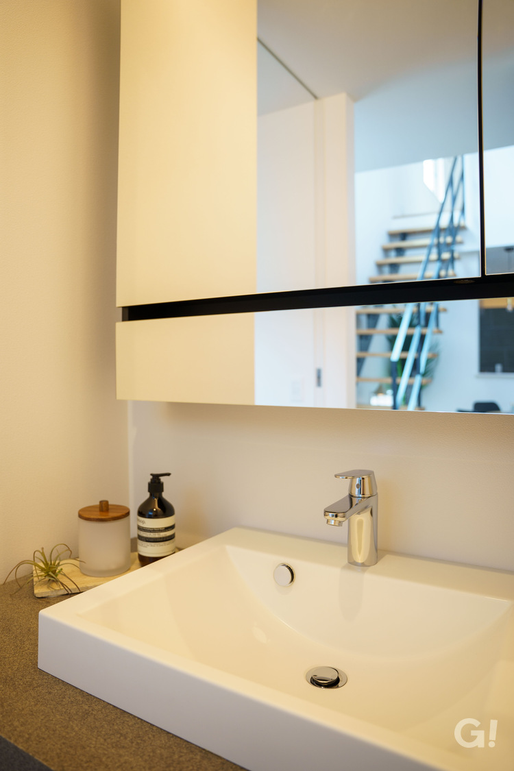 『ホテルライクな雰囲気に包み込まれたシンプルモダンな洗面室』の写真