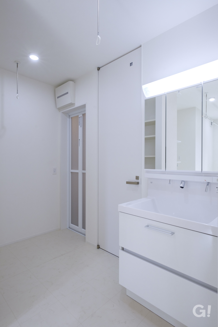 『真っ白で清潔感があって美しい！室内干しもできて嬉しいシンプルな洗面室』の写真