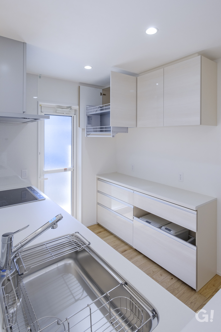 白で統一され清潔感があって美しい！大容量収納が家事ラクに繋がるシンプルなキッチン