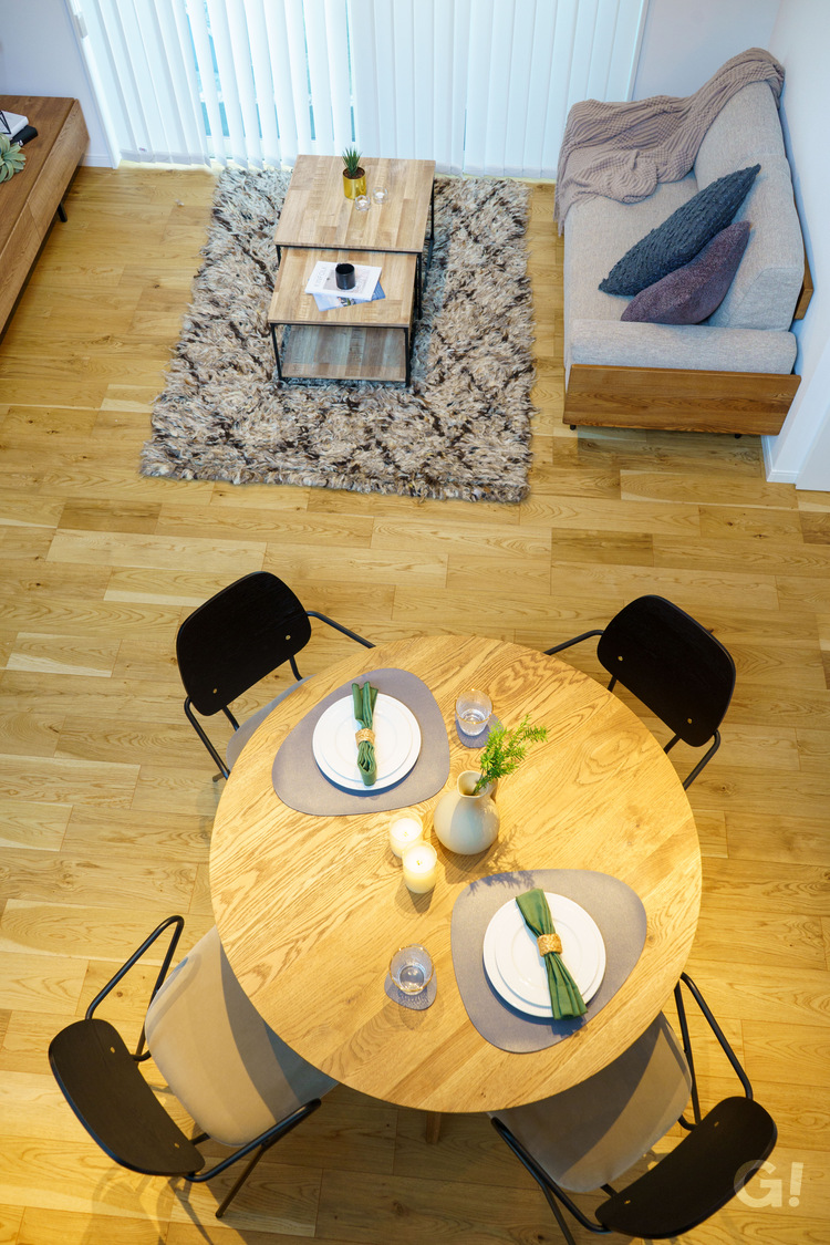 『円形デザインテーブルがお洒落！家族との距離が近くなるシンプルモダンなダイニング』の写真