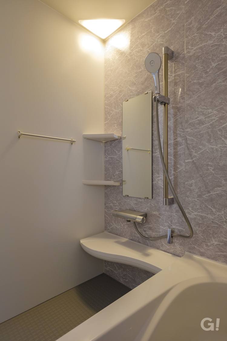 『ライトグレーのデザインウォールで上品な雰囲気広がるシンプルモダンな浴室』の写真