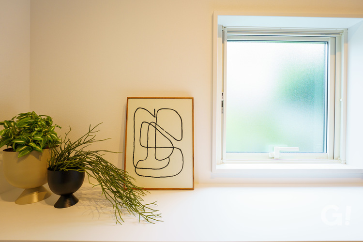 『漆喰で調湿＆消臭効果抜群◎快適な空気でお出迎えしてくれるシンプルな玄関』の写真