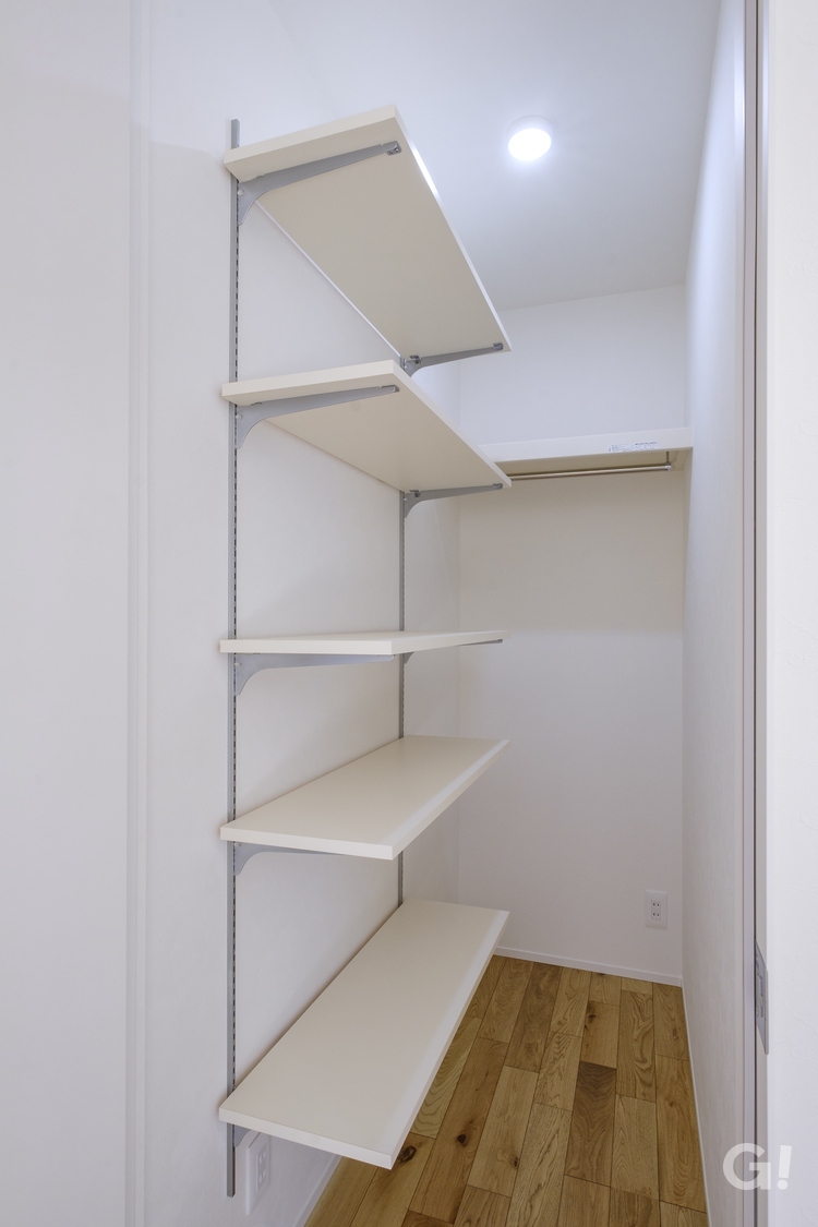 『白で美しい！限られた空間を有効活用し使い勝手抜群のシンプルな収納スペース』の写真