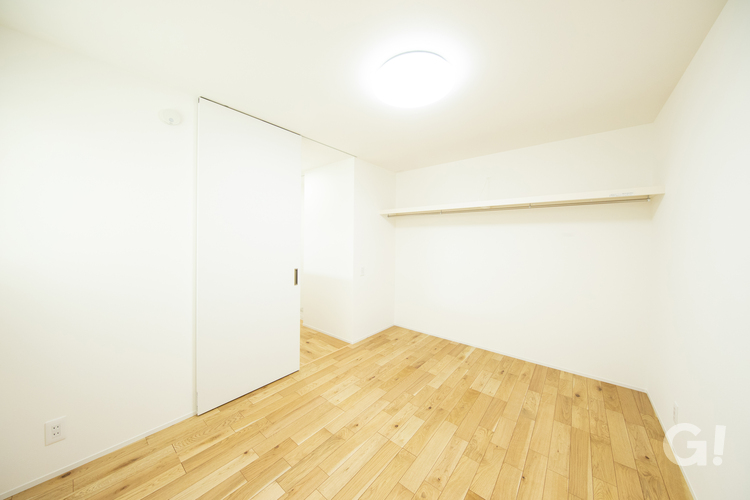 『白x木でやわらかい雰囲気がいい◎整理整頓も叶ったシンプルモダンな洋室』の写真