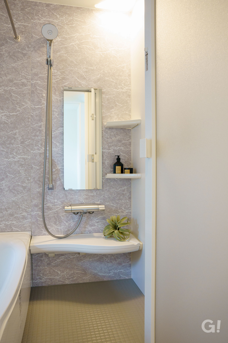 『ライトグレー＆大理石風の壁面がお洒落！至福のひと時になるシンプルモダンな浴室』の写真