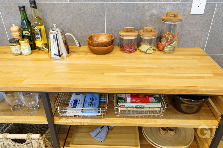 『魅せる収納で美しい空間！家事を楽しく行えるシンプルモダンなキッチン』の写真