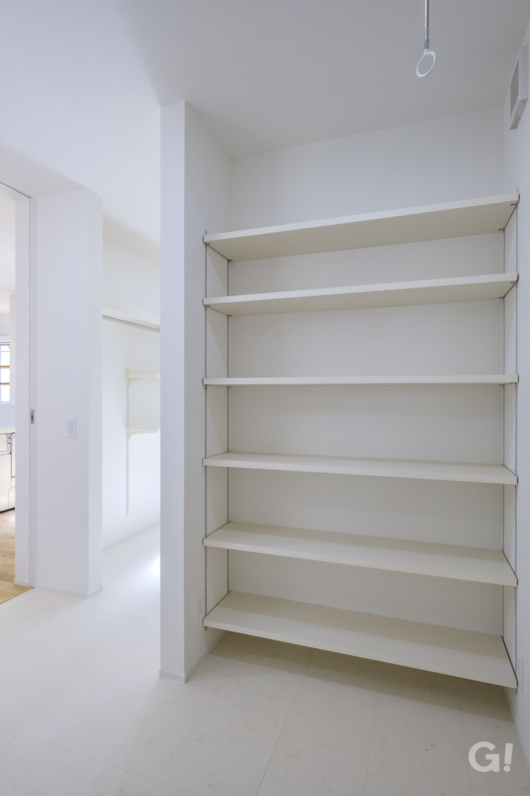 『真っ白で揃えられ美しい！自由に高さ調節できるのが嬉しいシンプルな収納スペース』の写真