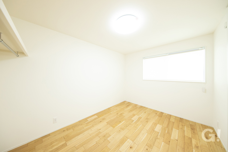 『漆喰でいつでも快適に時が流れる！真っ白で清々しい雰囲気がいいシンプルな洋室』の写真