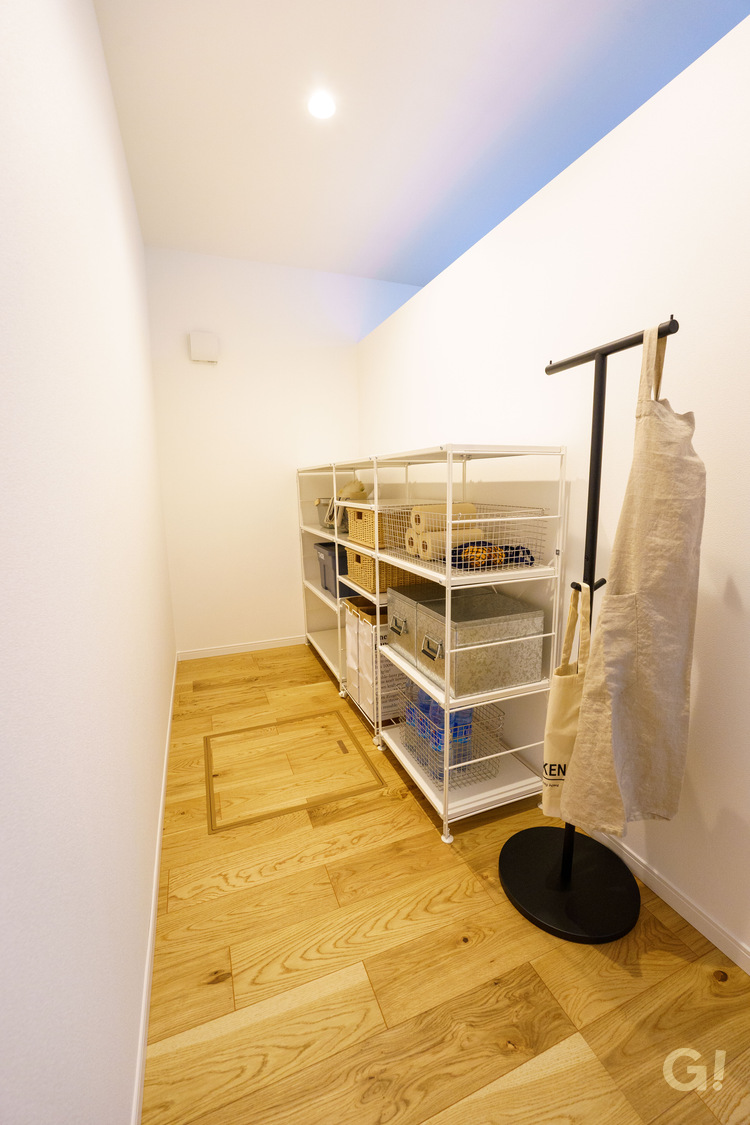 『キッチン裏に広がり動線も抜群◎スッキリ整理整頓が叶うシンプルモダンな収納スペース』の写真