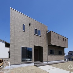 直線に繋がるラインが繊細で上品なデザインで美しい！シンプルモダンな家