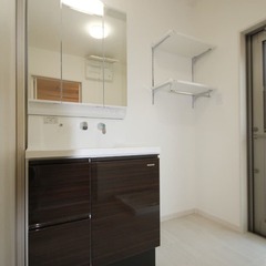 白Xブラウンの配色が素敵な空間！シンプルモダンな洗面脱衣室