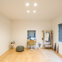 自然素材を贅沢に取り入れ自然光が優しく差し込むシンプルモダンな洋室