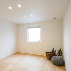真っ白で美しい漆喰の壁が快適空間を届けてくれるシンプルモダンな洋室
