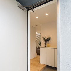 真っ白な空間がお出迎え！フロートタイプのシューズBOXが美しいシンプルモダンな玄関