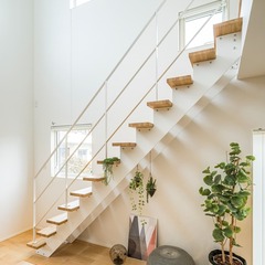ストリップ階段で光や風が心地よく流れる空間が生まれるシンプルモダンなLDK