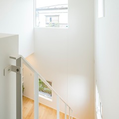 白で統一された空間が爽やかで美しい！開放感あふれるシンプルな階段