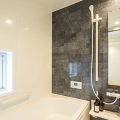 大理石風でチャコールグレーのタイルが上品！至福のひと時になるシンプルモダンな浴室