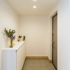 漆喰の壁が心地良い空間を届けてくれる！清々しい雰囲気漂うシンプルモダンな玄関