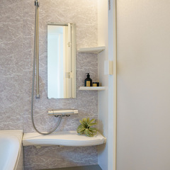 大理石風のグレーの壁が上品＆落ち着きある雰囲気でいいシンプルモダンな浴室