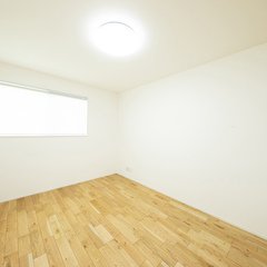 白が美しい！オープンタイプの収納スペースもあって嬉しいシンプルな洋室
