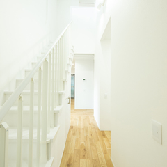 漆喰の壁で調湿効果抜群！真っ白で美しさ際立つシンプルな階段ホール